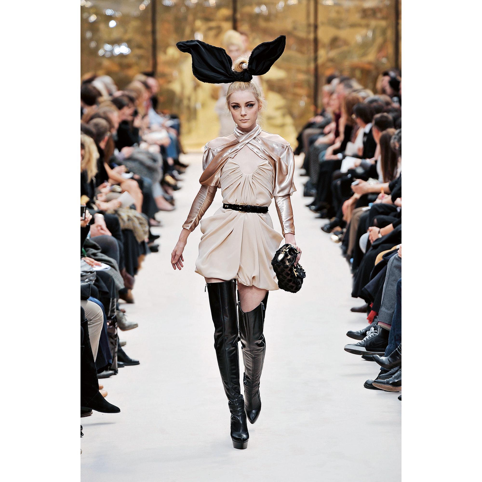 【新品未開封】LOUIS VUITTON CATWALK Louis Vuitton Catwalk - Books and Stationery | LOUIS VUITTON
